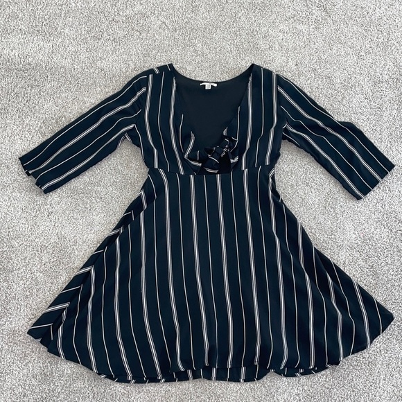 Amuse Society Dresses & Skirts - 040:AMUSE SOCIETY striped black and white flare mini keyhole dress women small